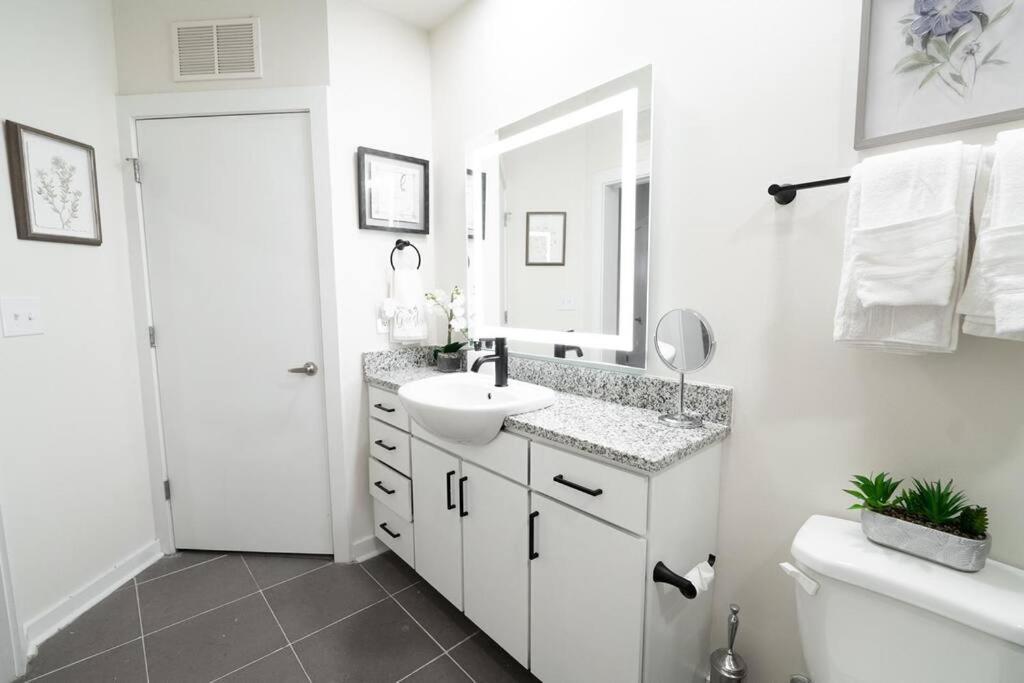 Luxury Apartment Wifi, Gym, Pool, Shops & Food! Unit 329 Charlotte Extérieur photo